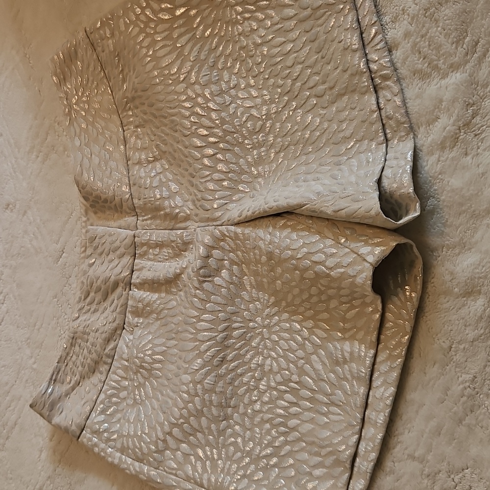 Like new the limited brand Elegant Cream Women's Shorts size 4